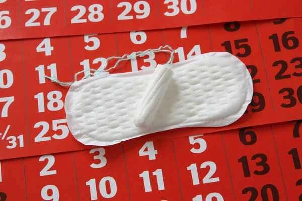 Is dark menstrual blood a sign of illness? If your menstrual blood is dark, you should go to the hospital as soon as possible.