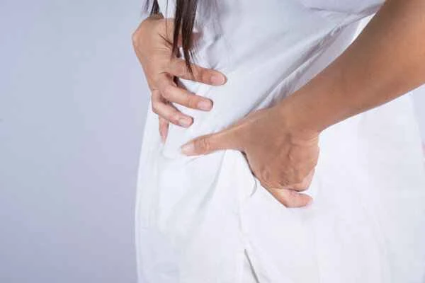 What causes blood streaks in vaginal discharge? Four situations to watch out for.