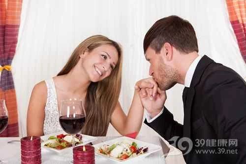 Running out of things to talk about on a date? Learn these 5 tips to keep the conversation flowing!